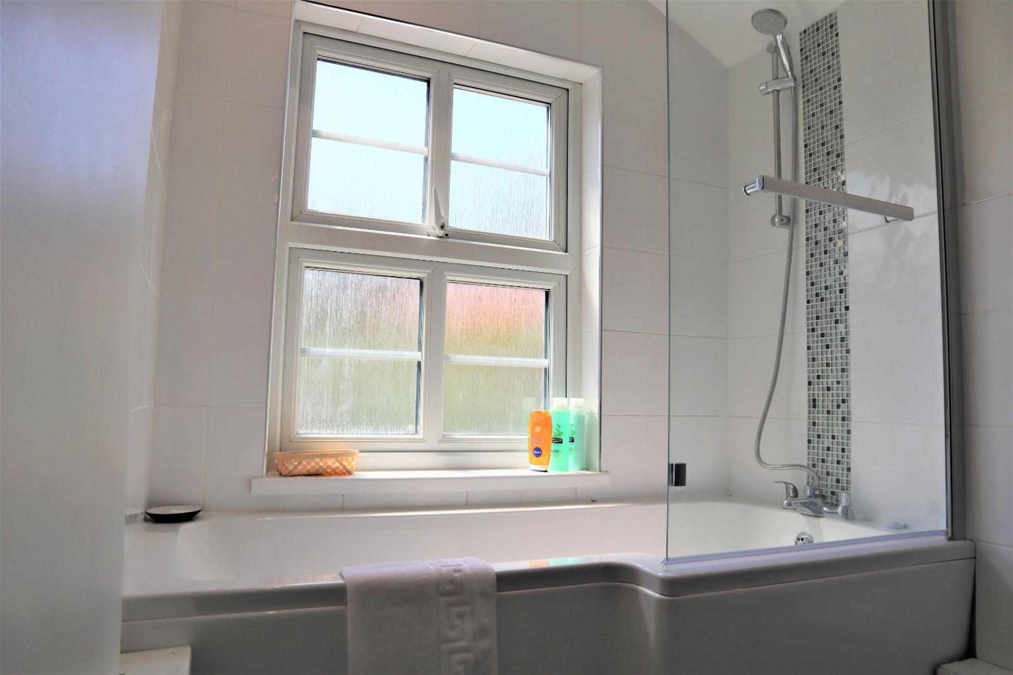 Victoria 4 Bedroom Serviced House Short Lets - Near Northampton Gen Hosp & Town Centre エクステリア 写真