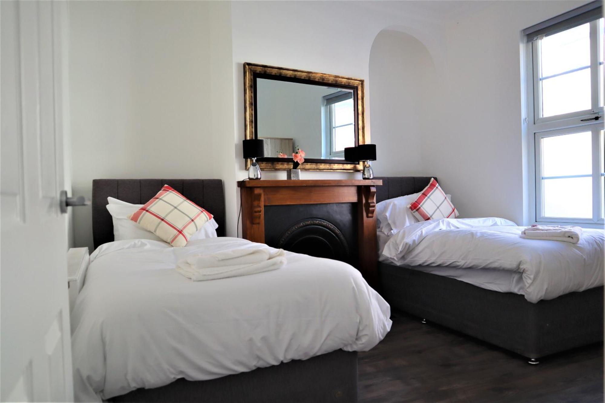 Victoria 4 Bedroom Serviced House Short Lets - Near Northampton Gen Hosp & Town Centre エクステリア 写真