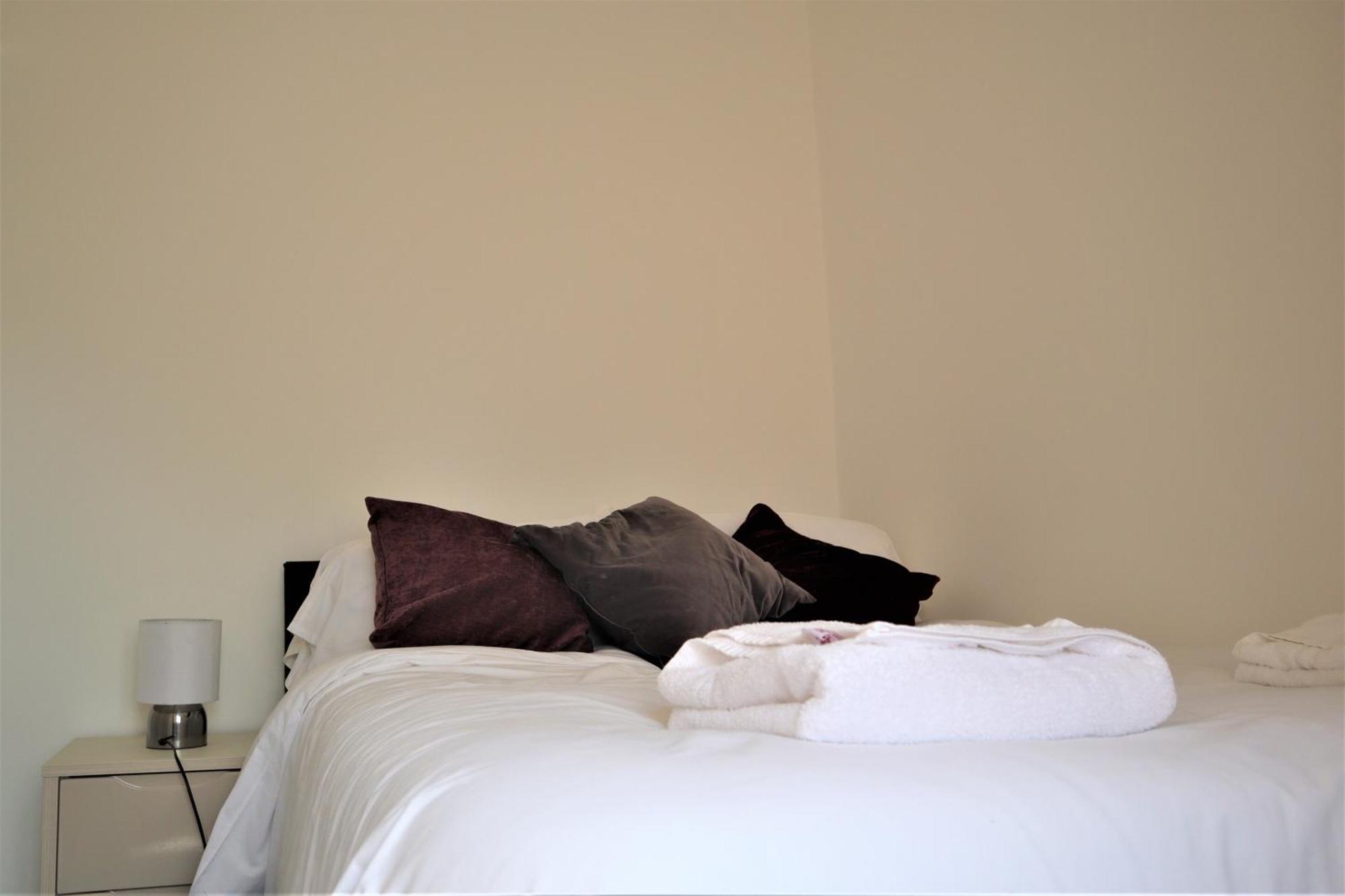 Victoria 4 Bedroom Serviced House Short Lets - Near Northampton Gen Hosp & Town Centre エクステリア 写真