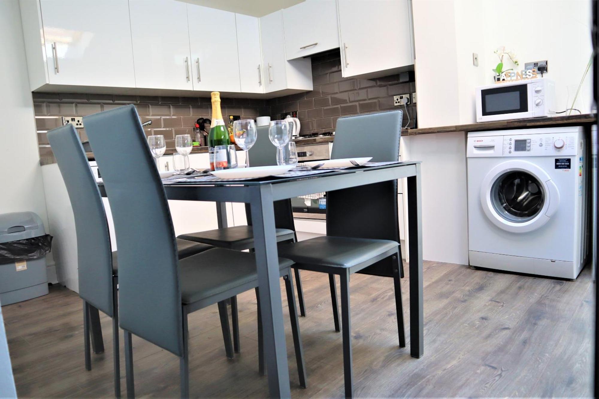 Victoria 4 Bedroom Serviced House Short Lets - Near Northampton Gen Hosp & Town Centre エクステリア 写真